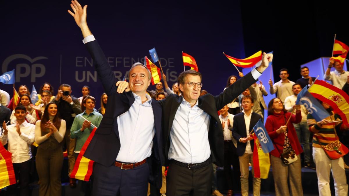 Jorge Azcón, alcalde de Zaragoza, junto a Alberto Núñez Feijóo, líder del PP, este martes en Zaragoza