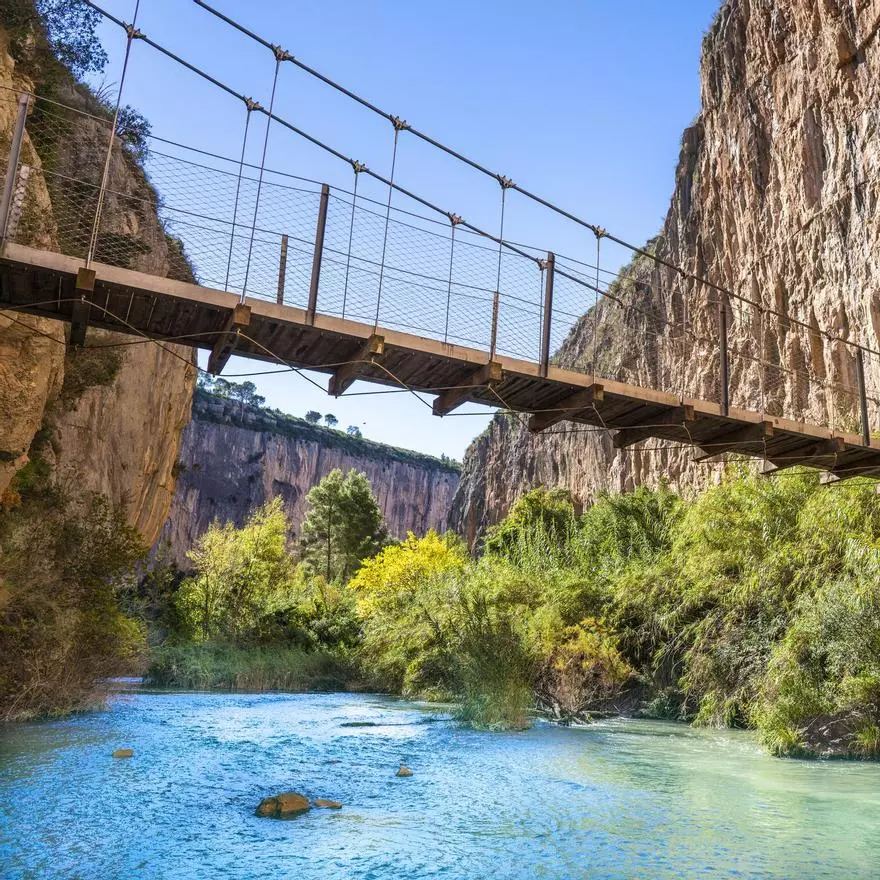 La ruta con pasarelas colgadas sobre un cañón de 200 metros y puentes tibetanos
