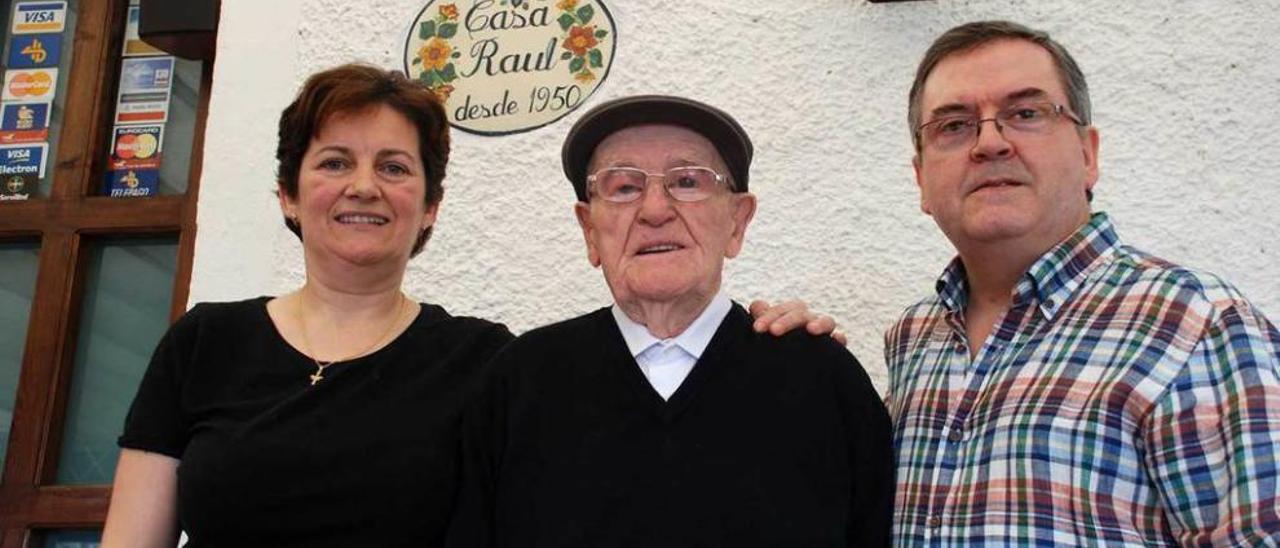 Raúl Carriles, ayer, junto a su nuera Elisa Sánchez y su hijo menor, Juan Carlos.