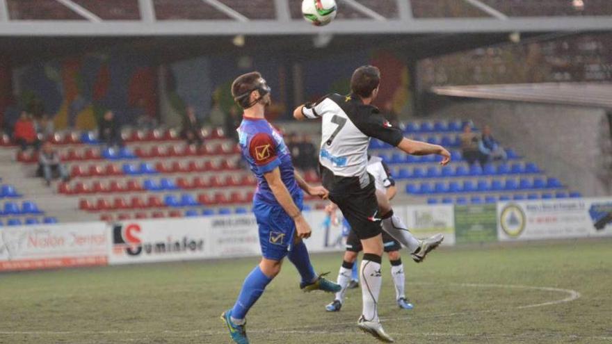 Calvillo disputa un balón ante Jaime.