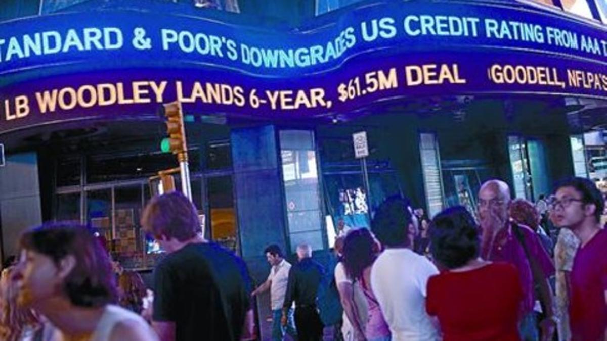 Los letreros luminosos de Times Square daban la noticia ayer a los transeúntes neoyorquinos.