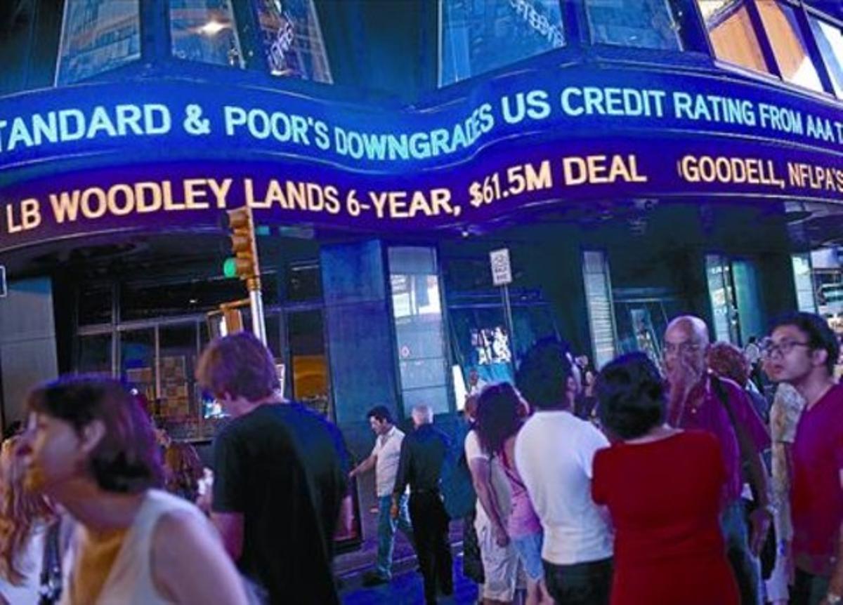 Els rètols lluminosos de Times Square donaven la notícia ahir als transeünts novaiorquesos.