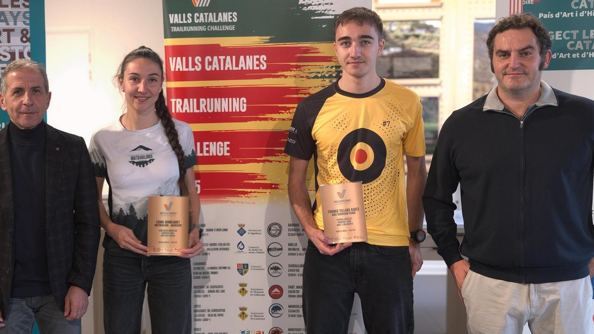 Emma Bonnemort i Thomas Villard van recollir els seus trofeus de guanyadors.