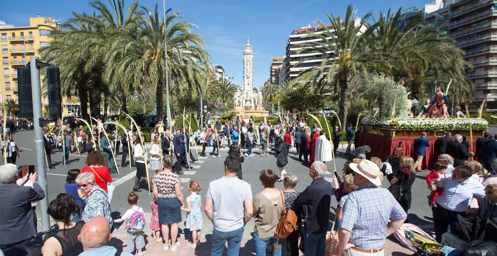 Las calles de Alicante se llenan de fieles en las procesiones del Domingo de Ramos