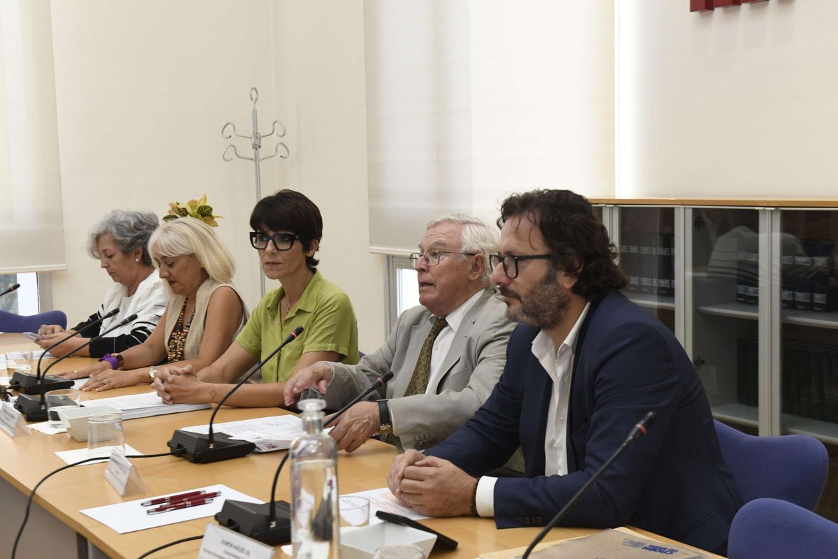 De izda. a dcha., Juana Pérez, Paqui Sánchez, Teresa Fuentes, José Antonio Cobacho y Ramón Avilés.