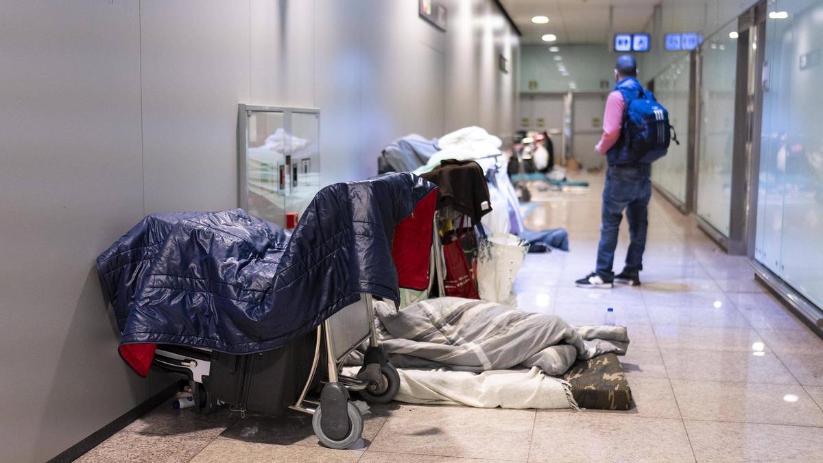 Personas sin hogar, duermen en el aeropuerto de El Prat Personas sin hogar, duermen en el aeropuerto de El Prat