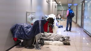 Personas sin hogar,  duermen en el aeropuerto de El Prat