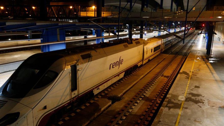 Mor una persona electrocutada en saltar sobre un tren aturat a Lleida