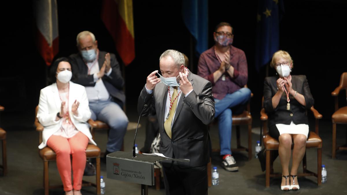 Entrega de honores y distinciones de Gijón en el teatro Jovellanos