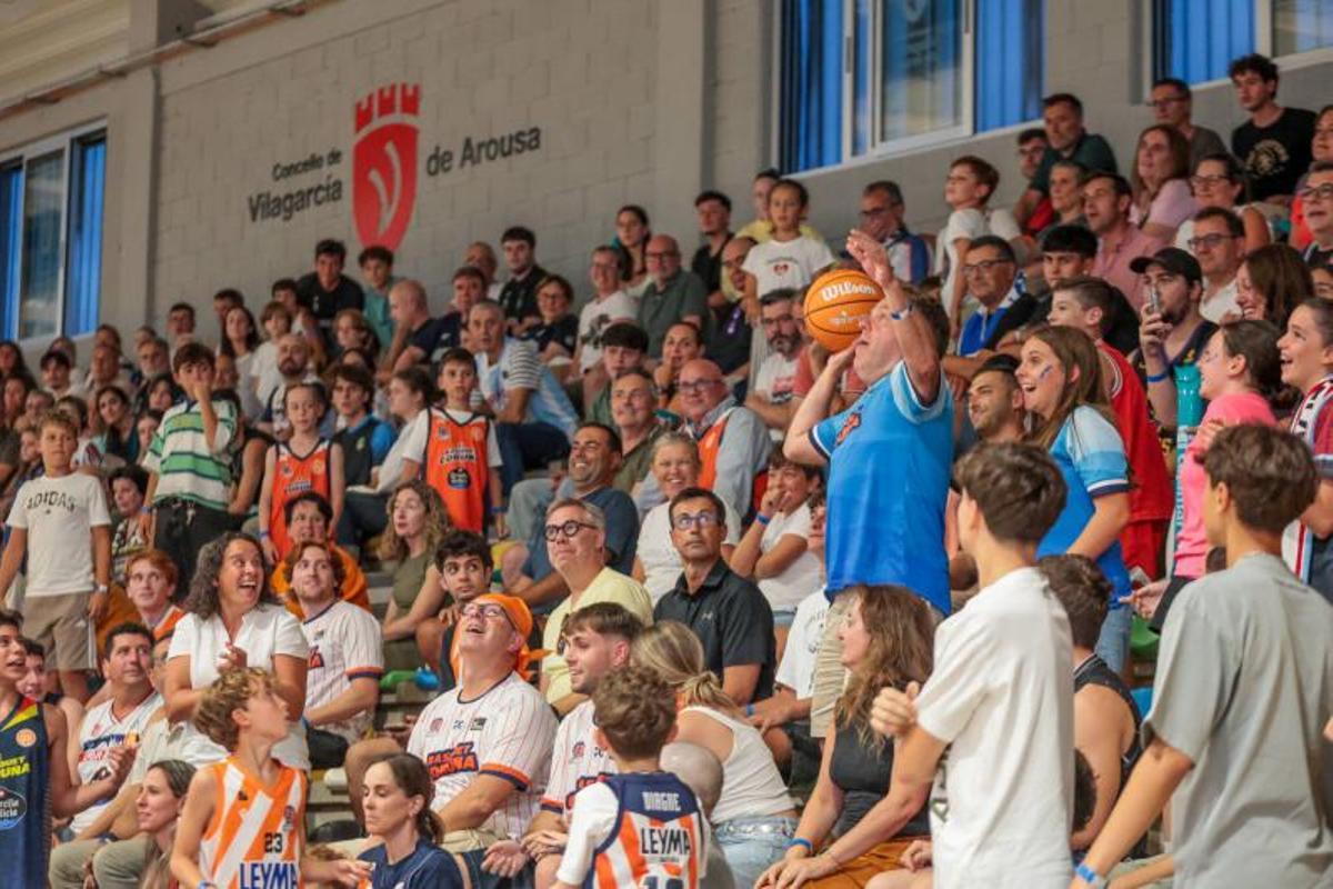 Los aficionados, durante el partido en el Sara Gómez.