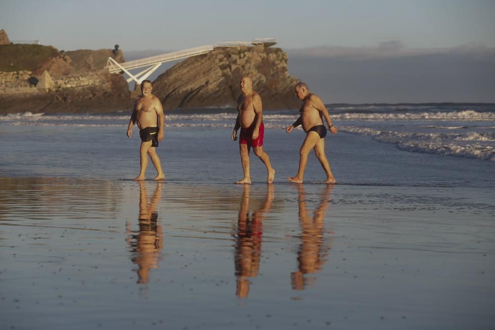 Bañistas en la playa de Salinas