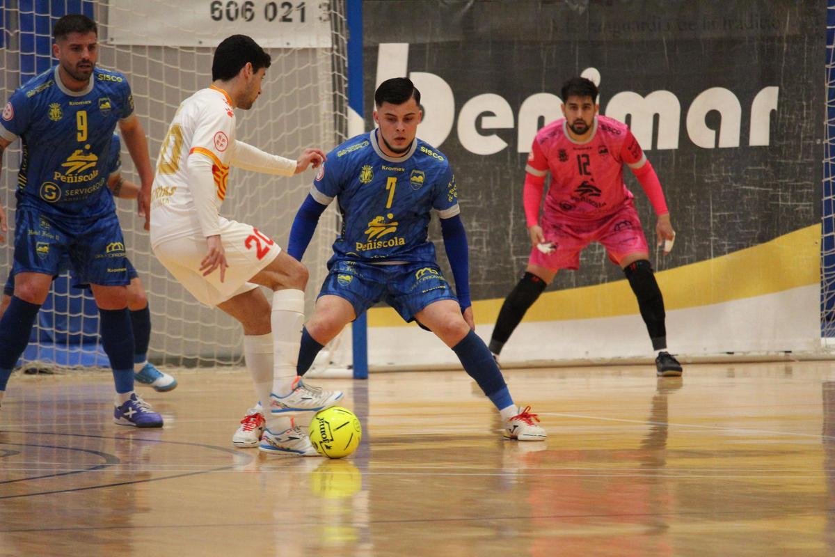 Pol Salas defiende un balón en el Peñíscola-Industrias Santa Coloma.