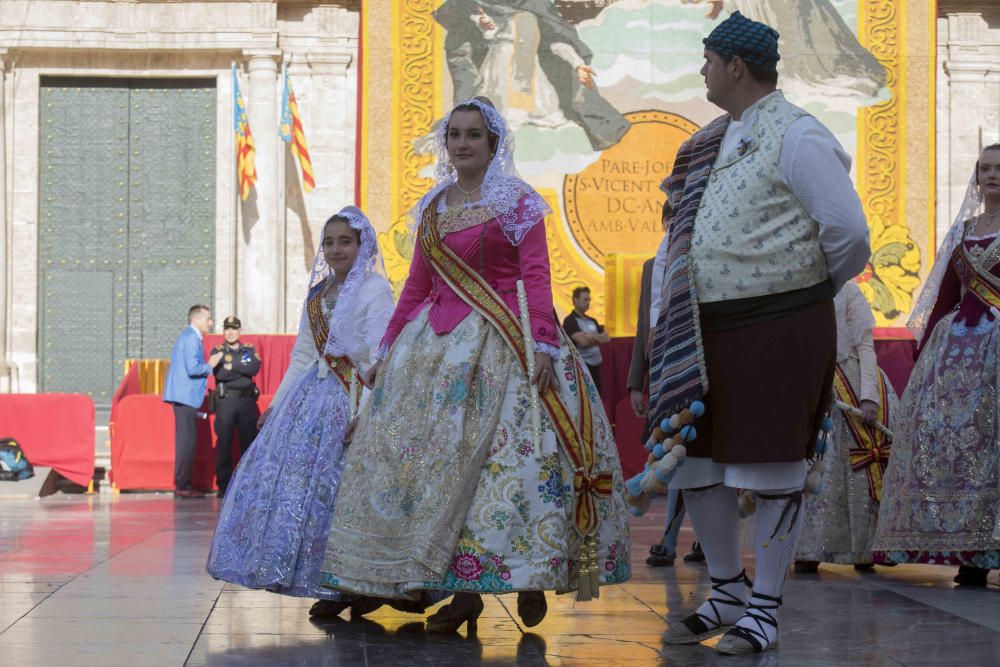 Desfile de las falleras mayores de las diferentes comisiones durante la procesión general de la Mare de Déu dels Desemparats.