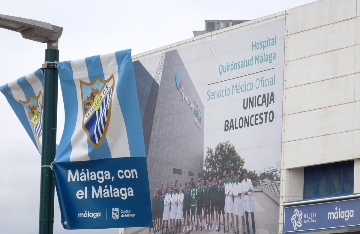Miles de malagueños muestran su apoyo al Málaga con banderas, camisetas o bufandas blanquiazules. Miles de malagueños muestran su apoyo al Málaga con banderas, camisetas o bufandas blanquiazules.