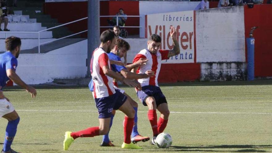 Una acción del duelo entre Alondras y Bergantiños disputado en el campo de O Morrazo. // Santos Álvarez