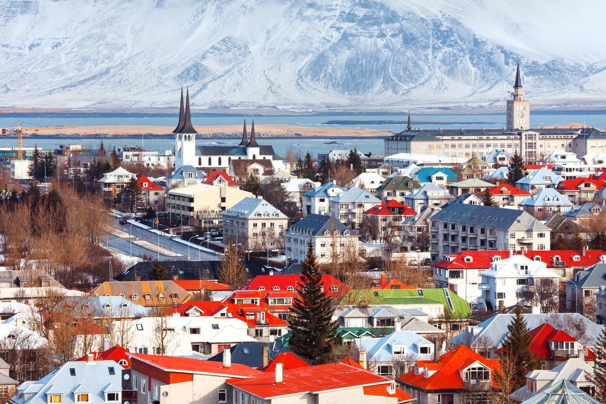 Reikiavik  en islandés significa literalmente "bahía humeante", un nombre que le dio el vikingo Ingólfur Arnarson al ver las columnas de vapor de las aguas termales de la zona.