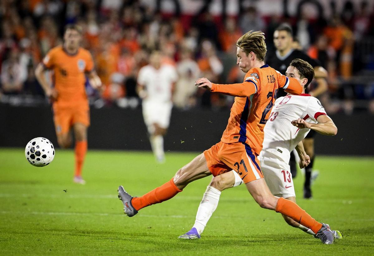 Frenkie de Jong y Jakub Kaminski durante el Países Bajos - Polonia de la fase clasificatoria del Mundial 2026