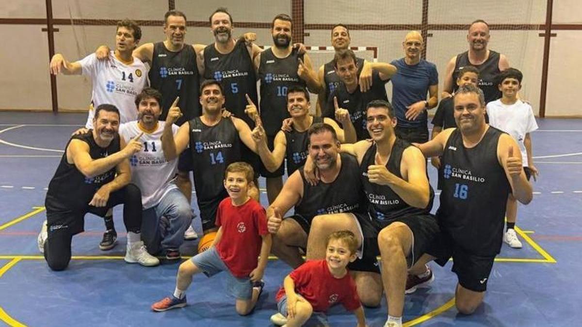 Equipo Clínica San Basilio celebrando su triunfo en la Liga de Veteranos