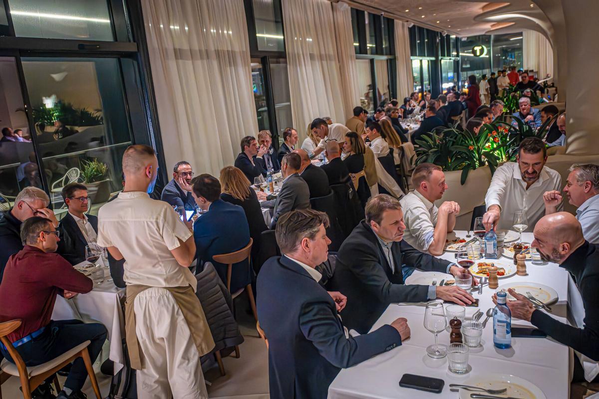 Congressistes del MWC al restaurant El Tribut del Balcó Gastronòmic del Port Olímpic, l’any passat.