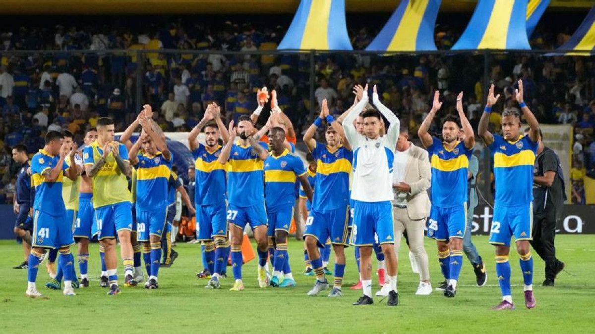 Los jugadores del Boca celebran su primera victoria en la liga