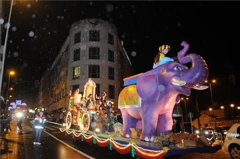 Los niños se encuentran con los Reyes Magos