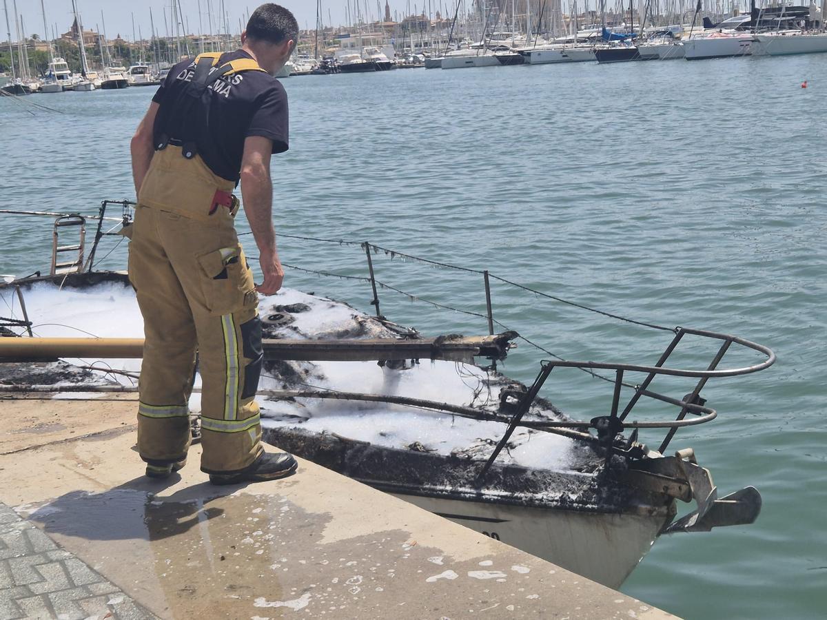 Arde un velero en el Muelle de las Golondrinas de Palma