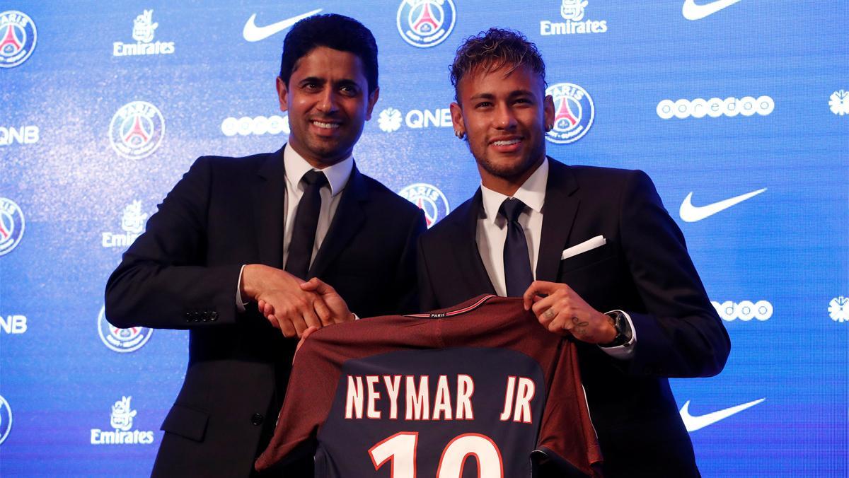 Neymar posa con el presidente del PSG, Nasser al-Khelaifi, y la camiseta del club. 