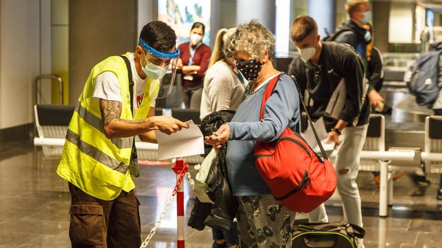 Lydia Lozano carga contra las medidas Covid en los aeropuertos: &quot;A mí no me pidieron los papeles del coronavirus ni a la entrada ni a la salida, estoy indignada&quot;