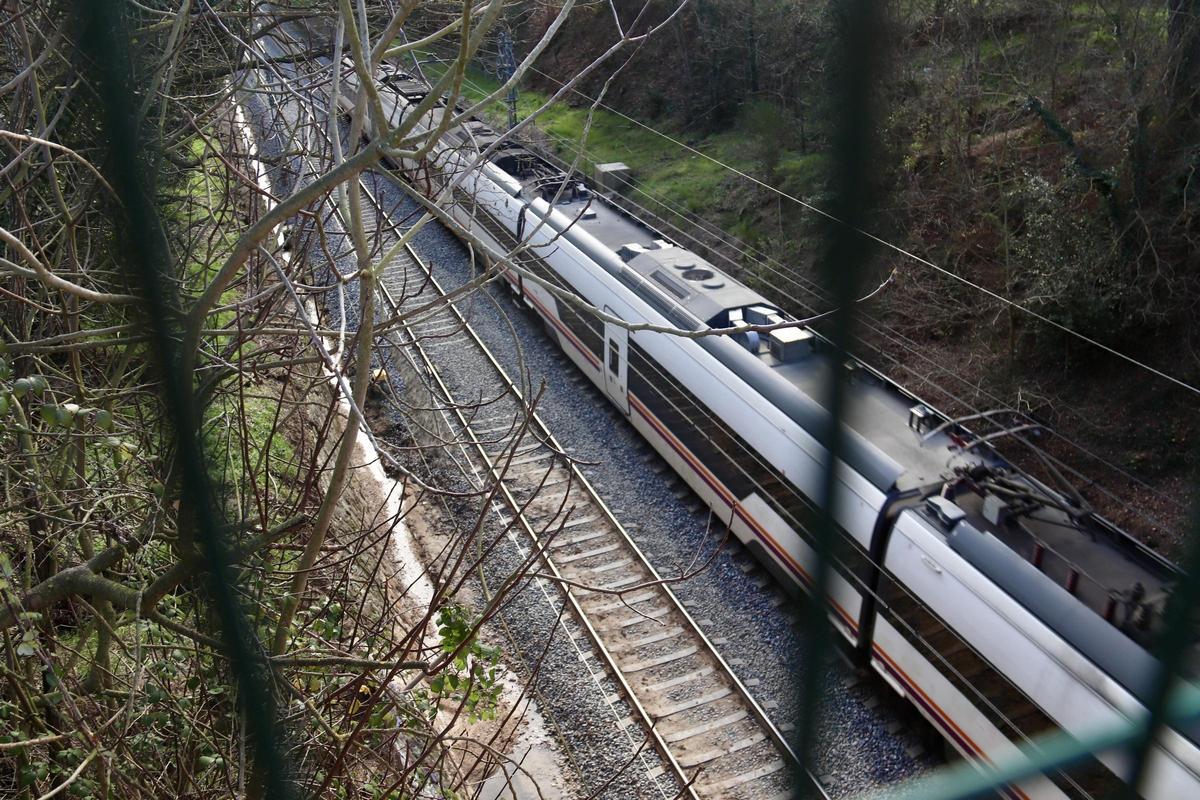Un tren de Mitjana Distància circula a menor velocitat pel tram de Caldes de Malavella on hi ha perill d'esllavissada