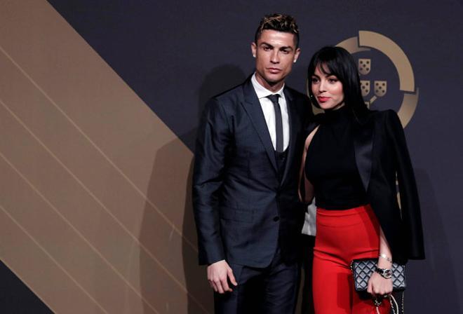 Cristiano Ronaldo y Georgina Rodríguez posan en la gala Quinas de Ouro 2018