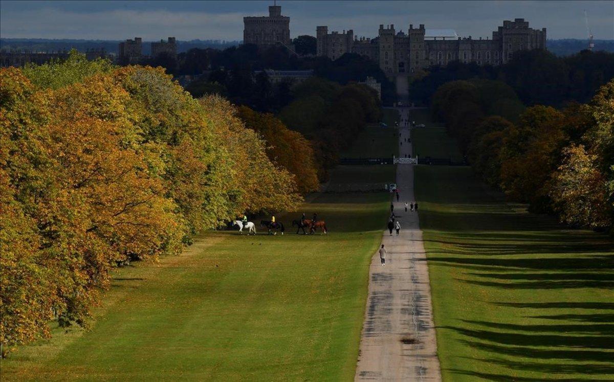 Paisaje otoñal en la avenida Long Walk, junto al castillo de Windsor, en Inglaterra.