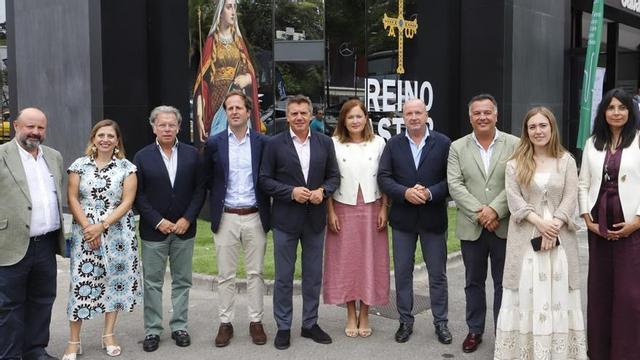 Por la izquierda, José Miguel Fernández Rodríguez, Beatriz Pérez García, Alfredo Fernández Santos, Álvaro Coalla, José Luis Álvarez Almeida, Begoña López Fernández, Javier Martínez, Juan Fombella, Carmen Ordiz y Alicia Palacios.