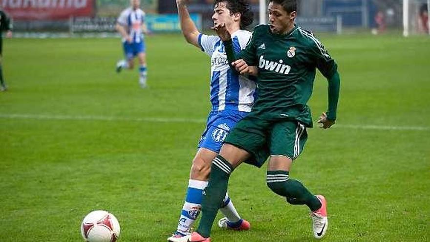 Jony lucha con Bruno (Real Madrid C) en el Suárez Puerta.