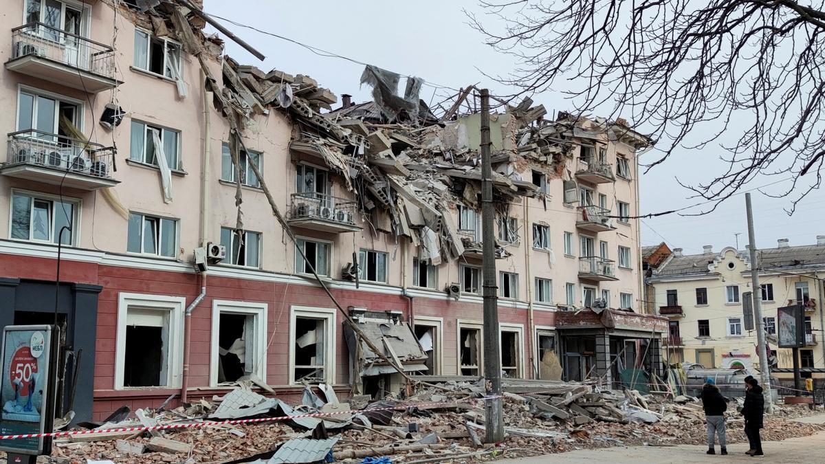 Un hotel afectado por los bombardeos rusos en el centro de Chernígov.