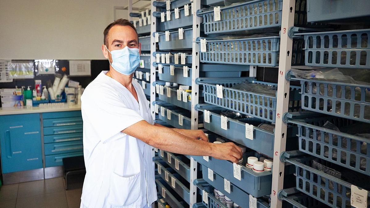 Pedro Antonio Ruiz, enfermero en la planta de especialidades quirúrgicas, en el almacén de farmacia de Traumatología. 