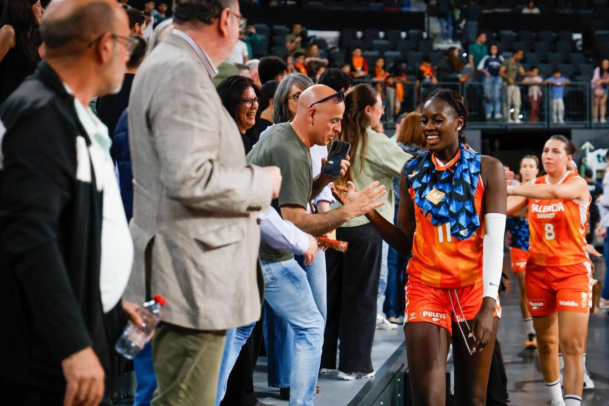 Así ha sido el regreso al Roig Arena de Awa Fam tras triunfar en el draft de la WNBA