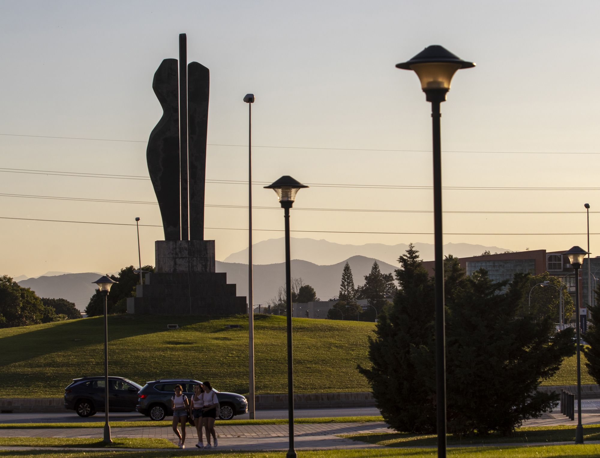 'Figura en tres módulos', en la glorieta del Profesor Rodríguez Carrión de Teatinos