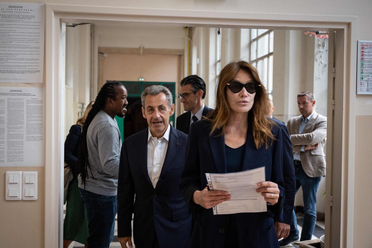 El expresidente francés Nicolas Sarkozy y su mujer Carla Bruni-Sarkozy llegan a votar en la primera ronda de las elecciones francesas, en París.