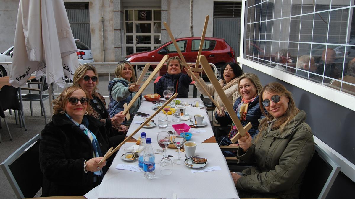 Un grupo de amigas almuerza en un bar de Burriana para celebrar la festividad de Sant Nicolau.