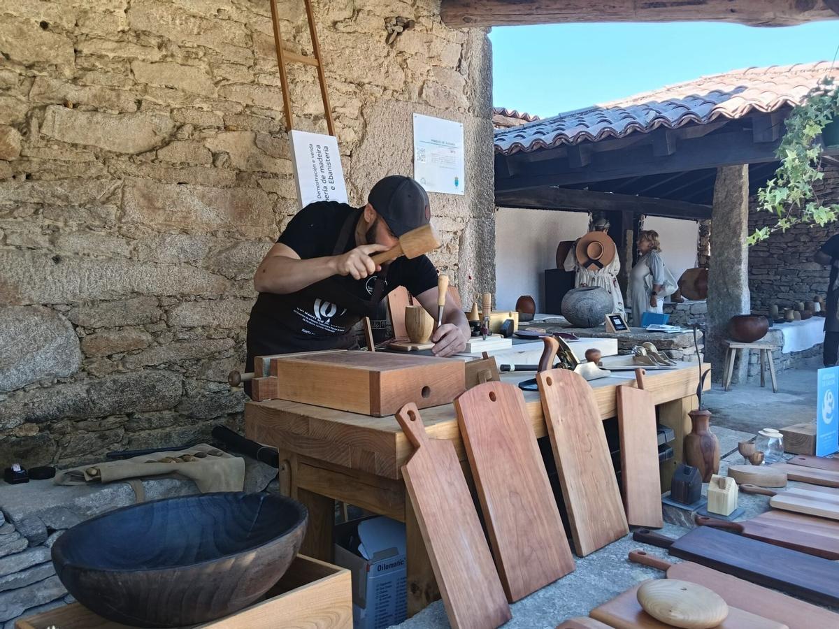 Rodrigo Mosquera, de Tres Oficios realiza una muestra de la elaboración artesanal de un producto de madera.