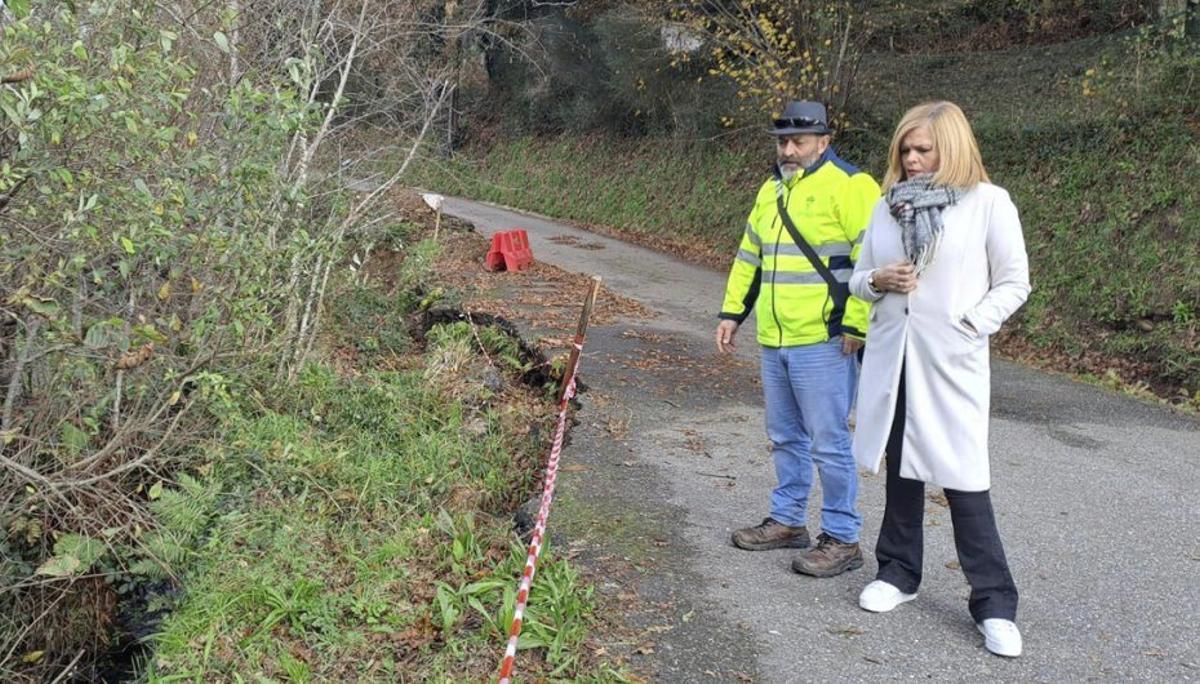 Digna Rivas y Roberto Vilar inspeccionan uno de los viales. | FDV