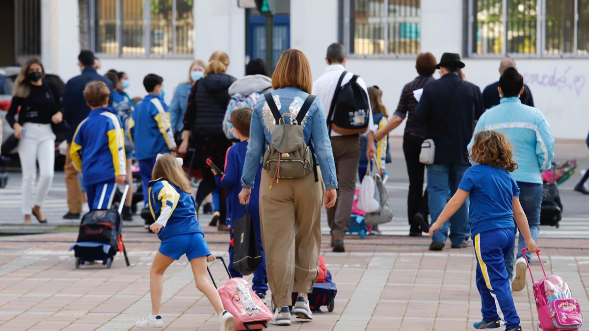 Niños de Primaria, a la entrada de un colegio en Murcia.