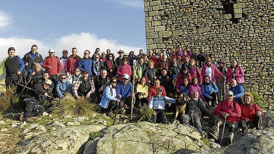 Una ruta reúne a más de setenta senderistas