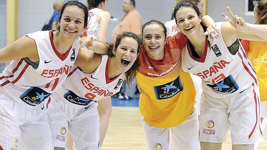 Paloma González, segunda por la derecha, celebra con sus compañeras el pase a la final. // FdV