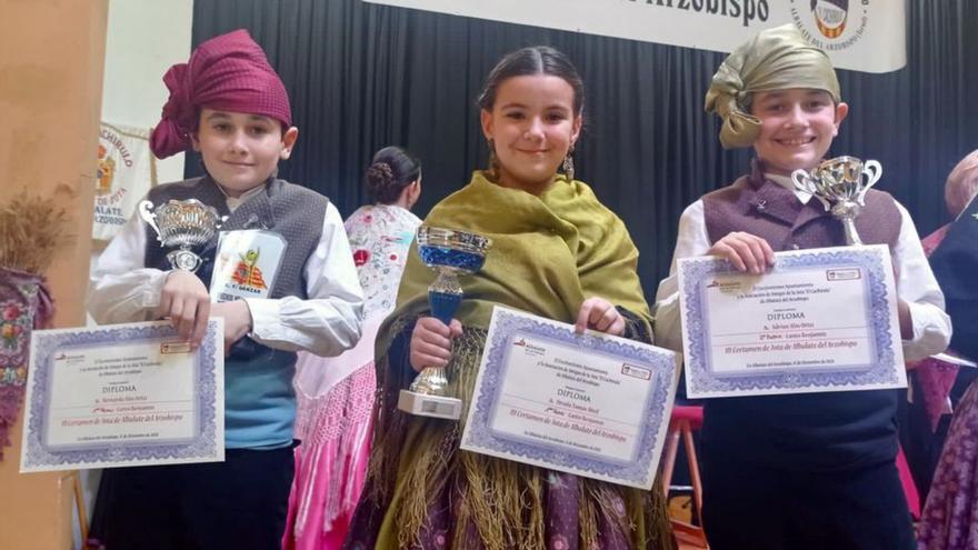 Los jóvenes joteros almunienses con sus trofeos en un reciente certamen. | SERVICIO ESPECIAL