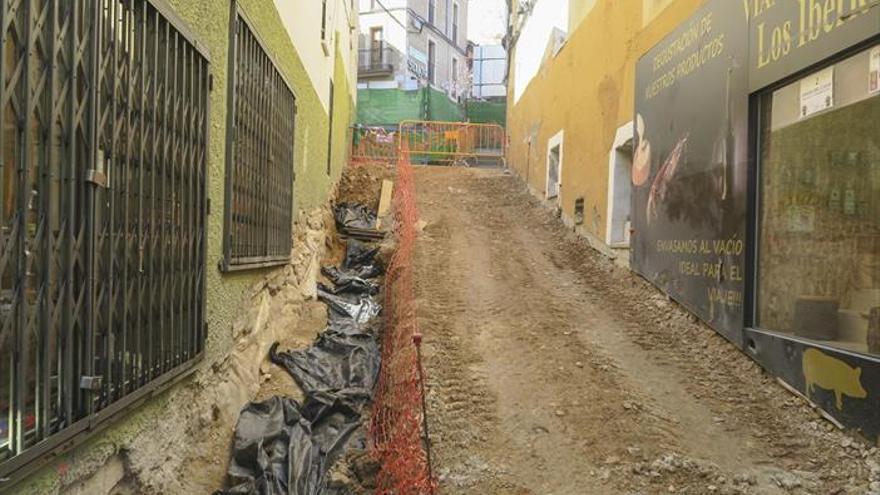 Pasarela provisional en la calle Alzapiernas de Cáceres