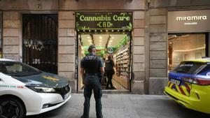 Ciutat Vella limita les botigues de cànnabis, manicura i fundes de mòbil