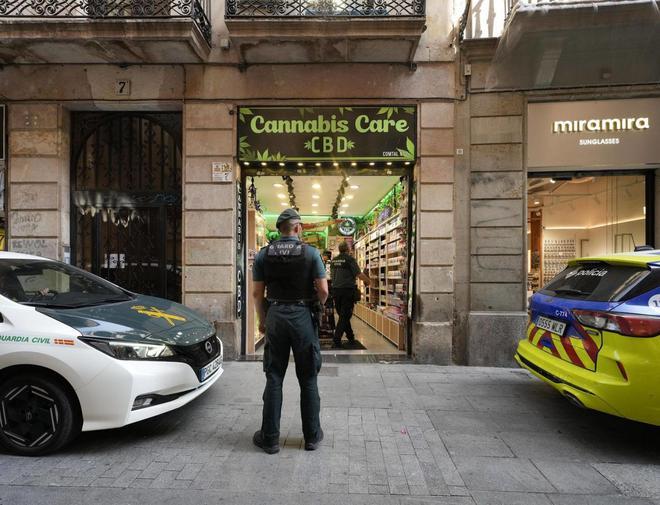 Ciutat Vella limita les botigues de cànnabis, manicura i fundes de mòbil