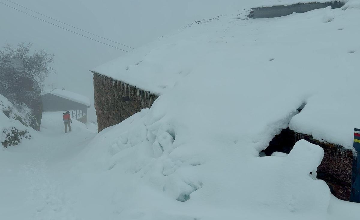 Calles totalmente cubiertas de nieve en Riubó.