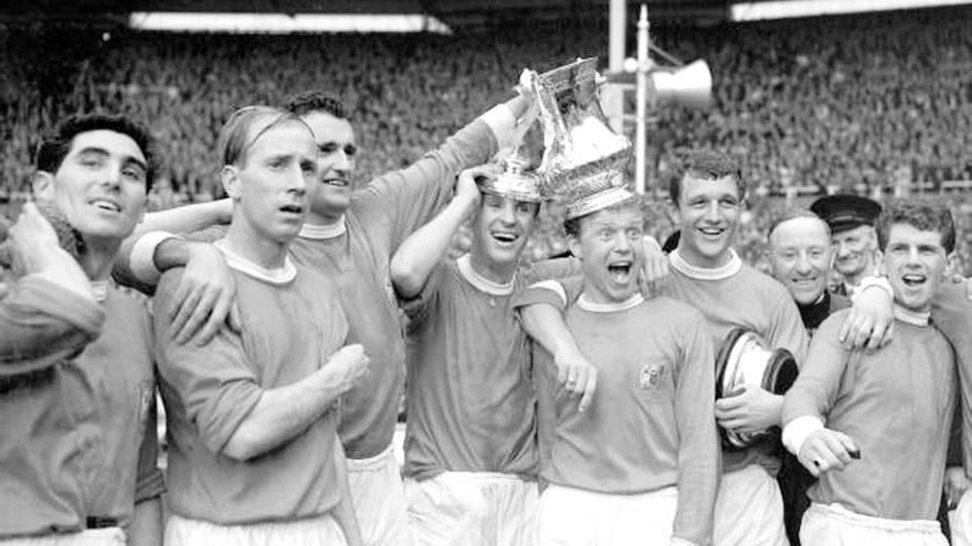 Herd, tercero por la derecha, con la Copa ganada en 1963 al Leicester en Wembley.